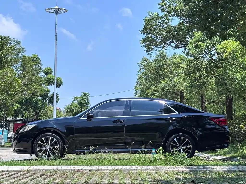 Toyota Crown — миниатюра 7