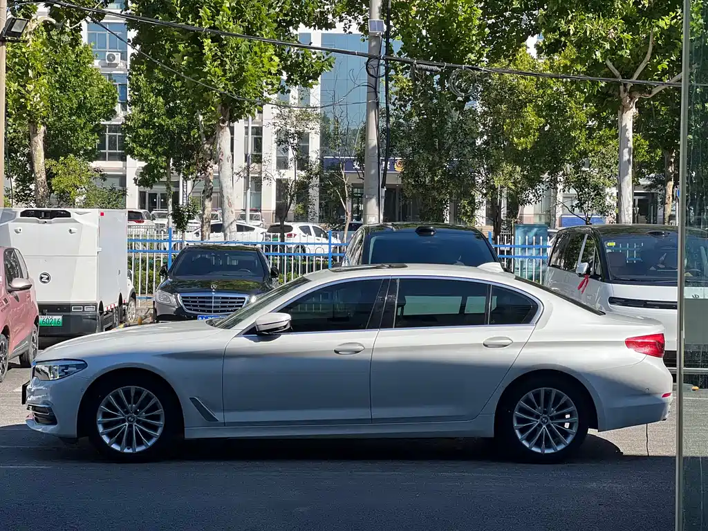 BMW 5 Series — миниатюра 8