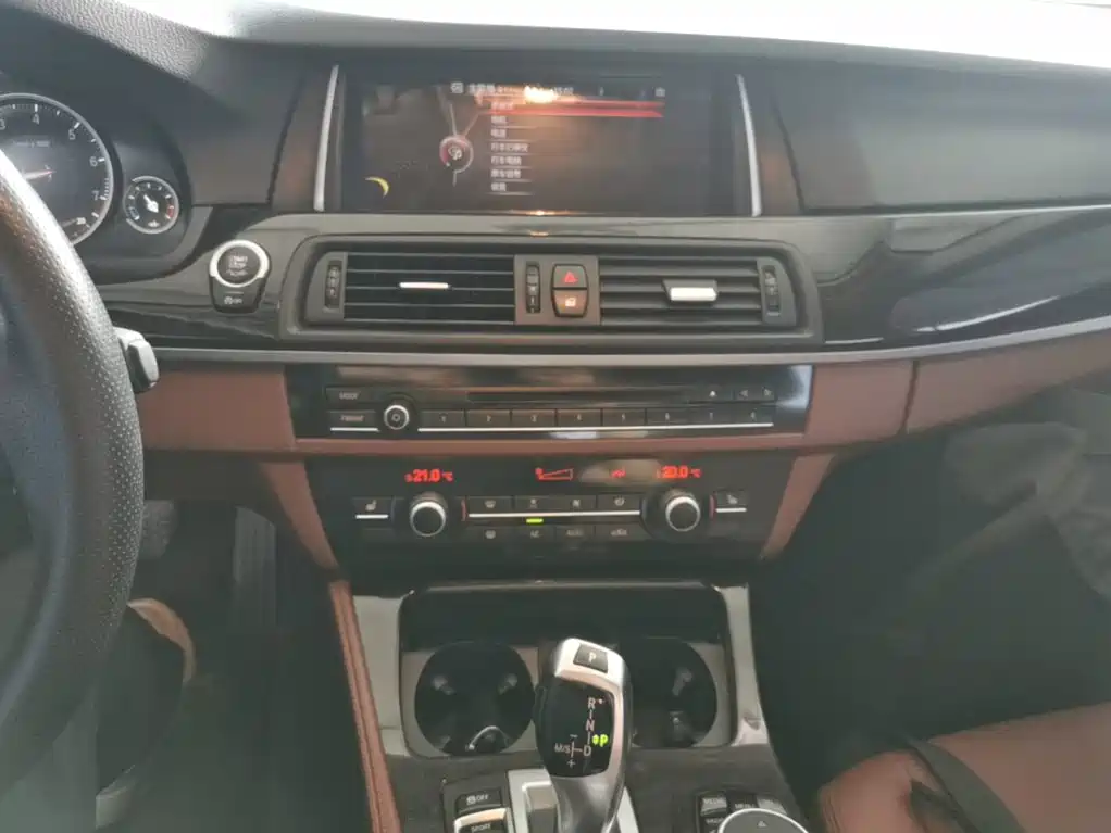 BMW 5 Series — миниатюра 13