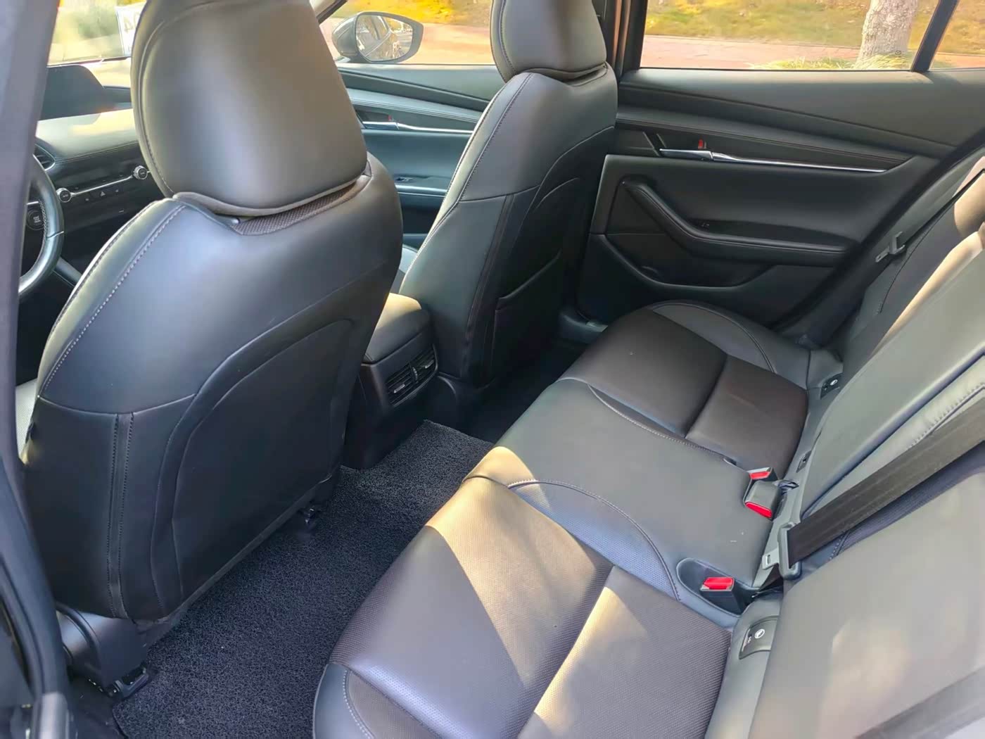 Mazda Mazda3 Axela 2.0 л 2022 г. Серебристо-серый, пробег 36000 км