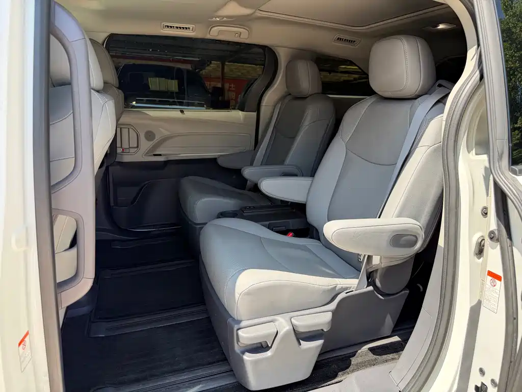 Toyota Granvia — миниатюра 11
