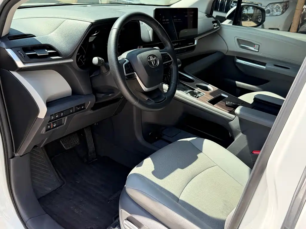 Toyota Granvia — миниатюра 10