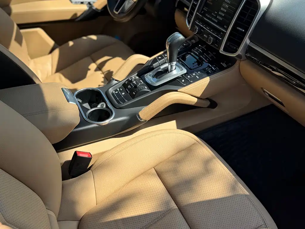 Porsche Cayenne — миниатюра 7
