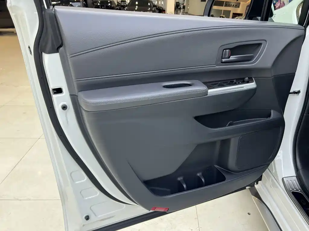 Toyota Granvia — миниатюра 17