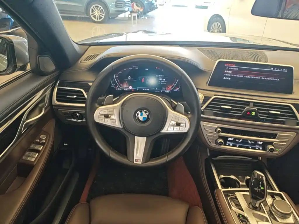 BMW 7 Series — миниатюра 11
