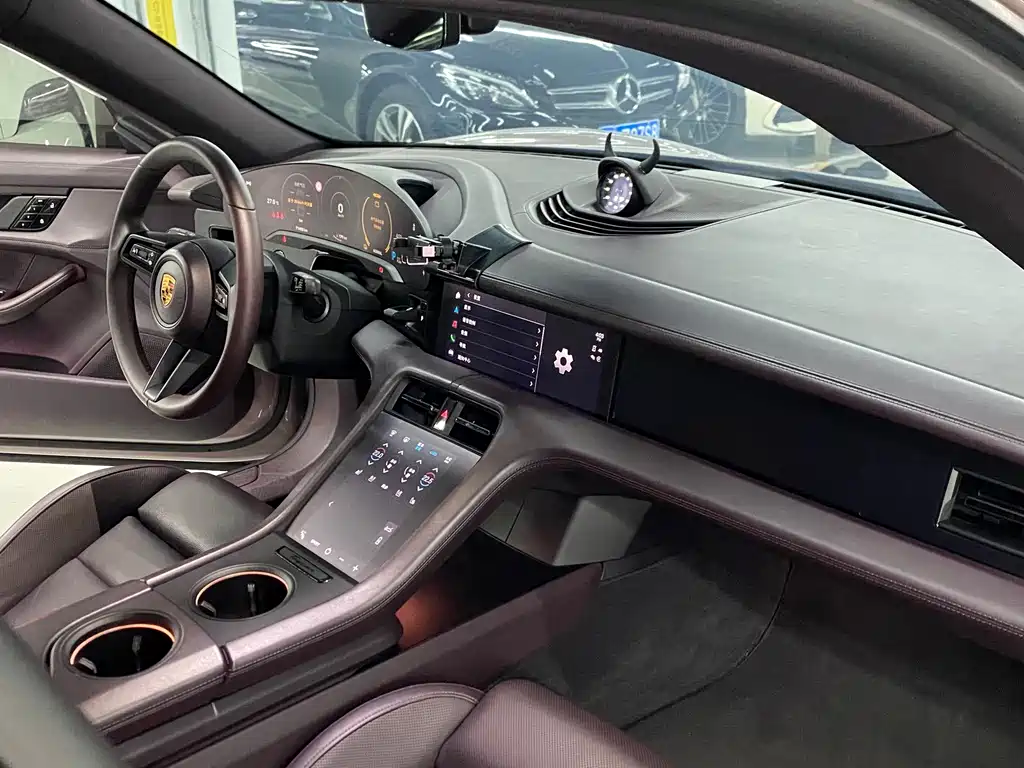 Porsche Taycan — миниатюра 7