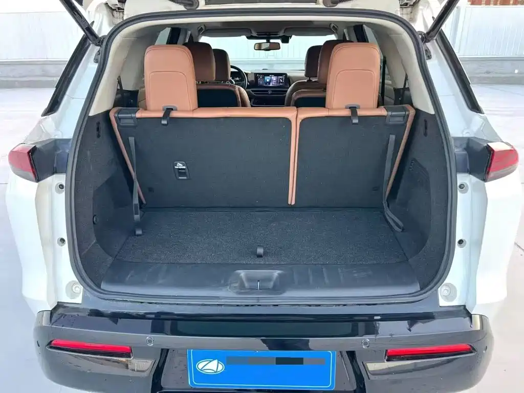 NISSAN EXPLORING THE LAND