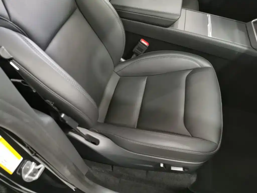 Tesla Model Y — миниатюра 25