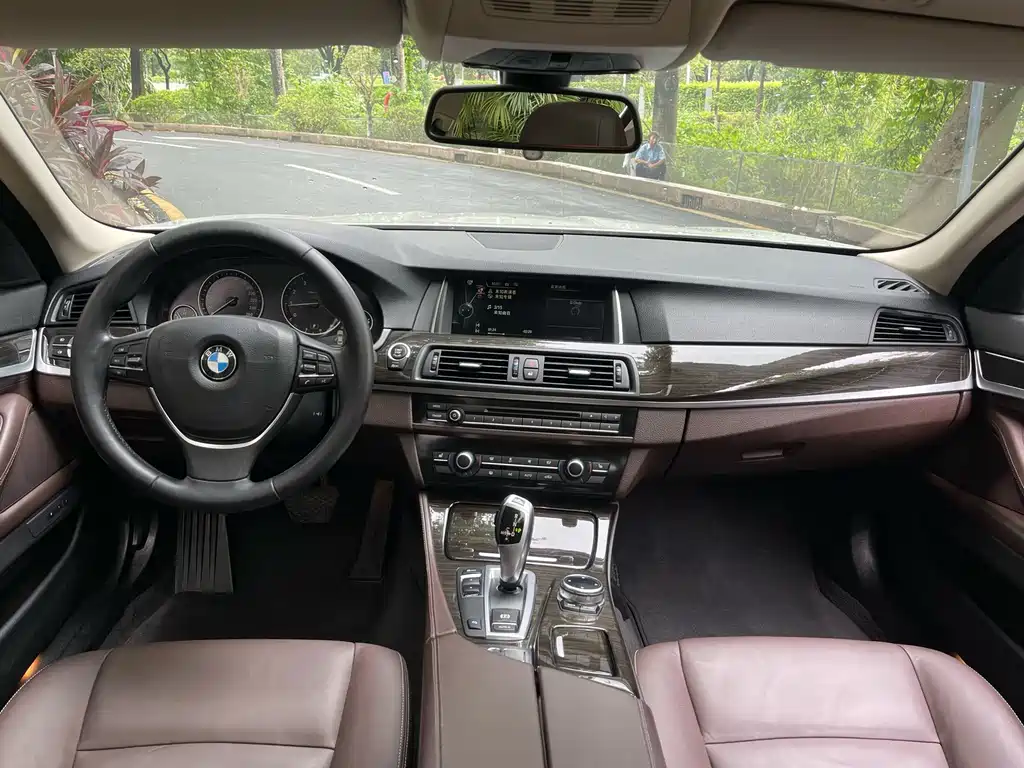 BMW 5 Series — миниатюра 11