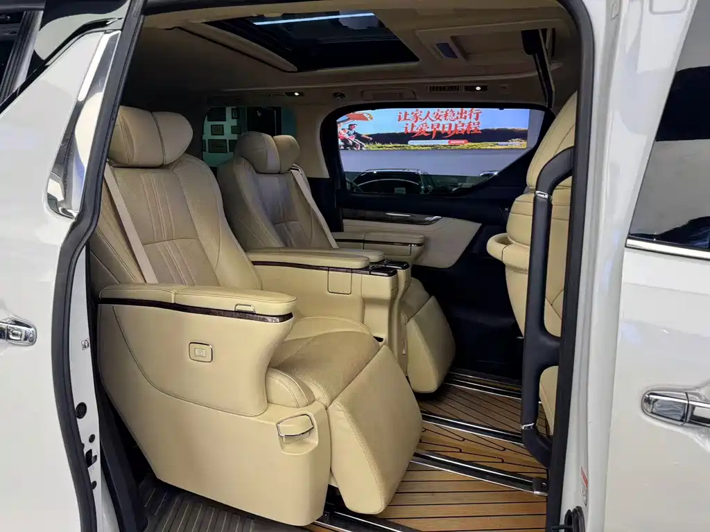 Toyota Vellfire — миниатюра 6