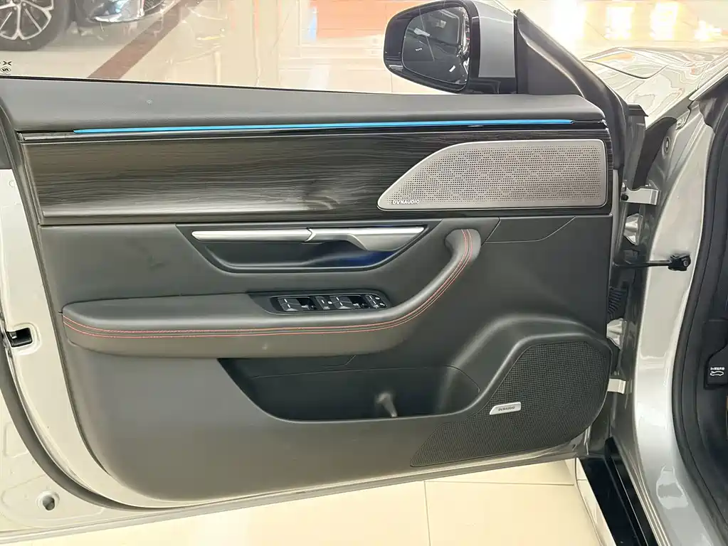 XPeng P7 — миниатюра 10