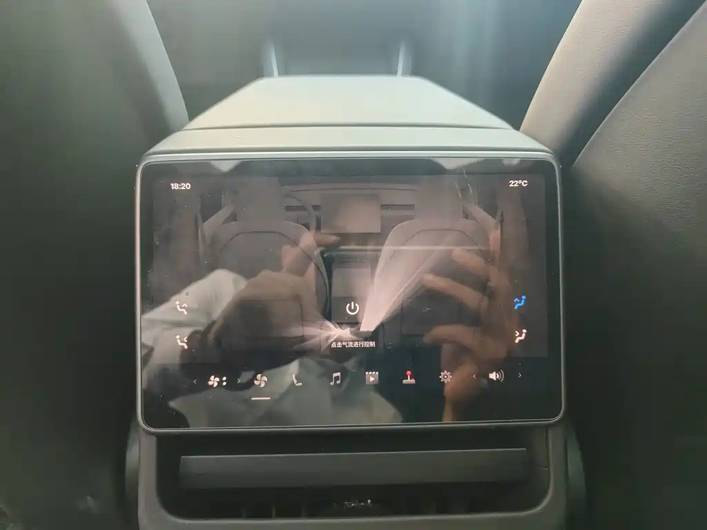 Tesla Model Y — миниатюра 12