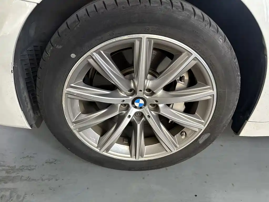BMW 5 Series — миниатюра 11