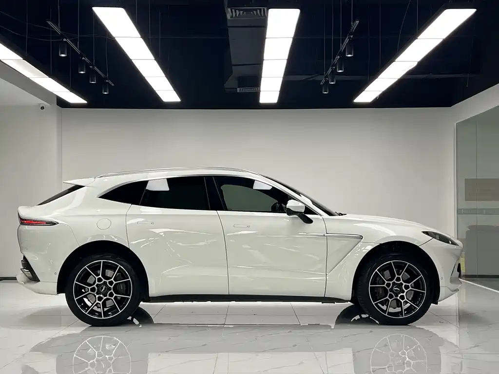 Aston Martin DBX 2021 4.0T V8