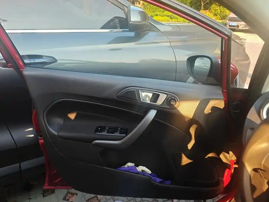 Ford Fiesta — миниатюра 6