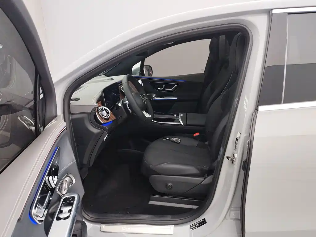Mercedes-Benz EQE SUV — миниатюра 11