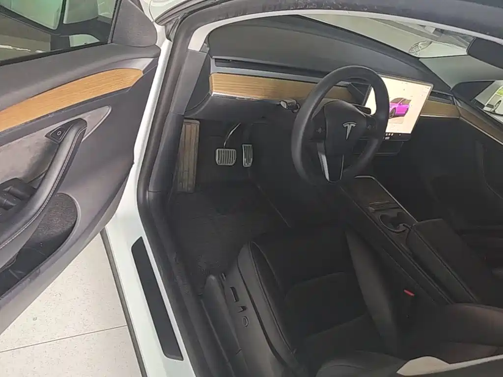 Tesla Model Y — миниатюра 16