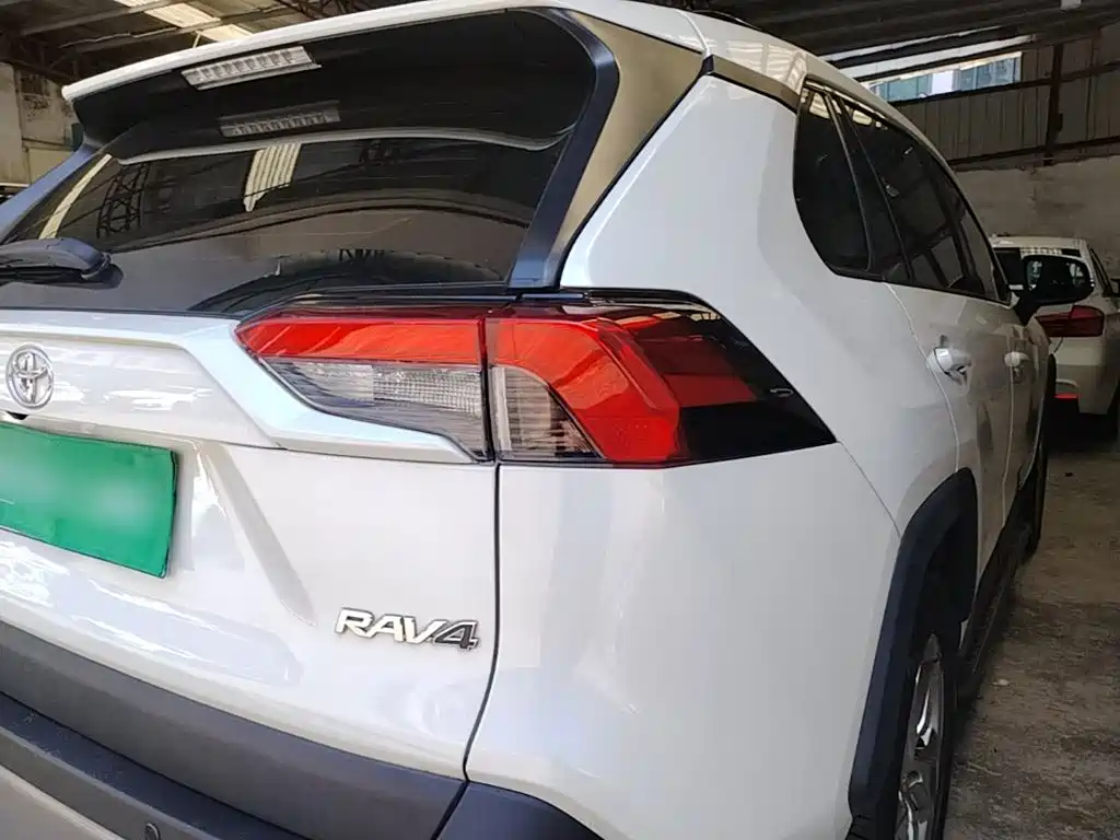 Toyota RAV4 — миниатюра 8