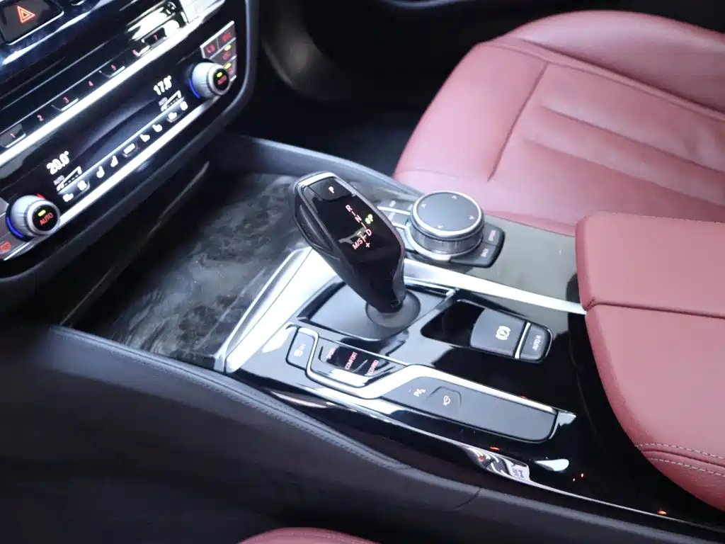 BMW 5 Series — миниатюра 12