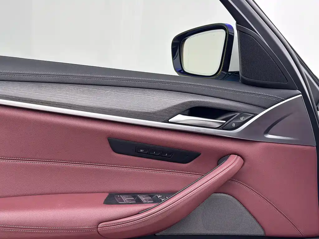 BMW 5 Series — миниатюра 11