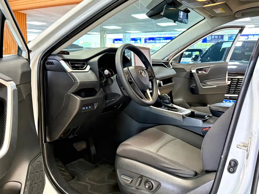 Toyota RAV4 — миниатюра 8
