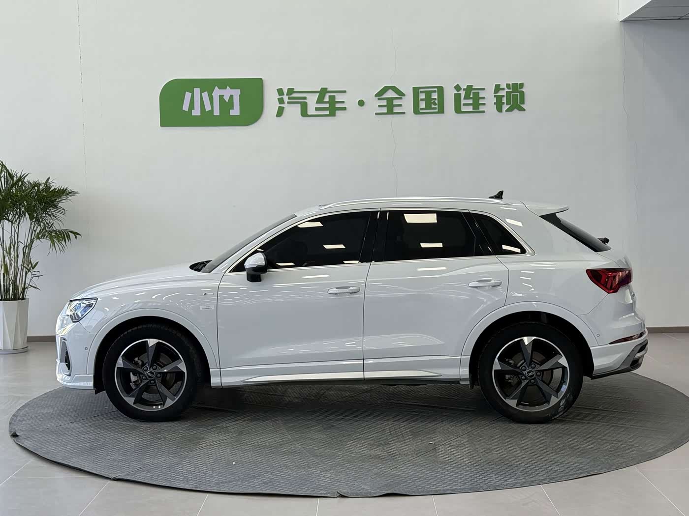 Audi Q3 1.4 л 2023 г. Белый, пробег 36000 км
