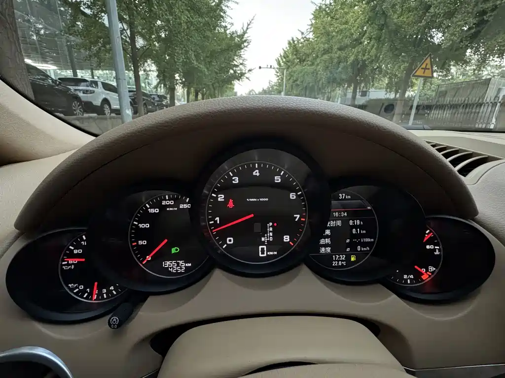 Porsche Cayenne — миниатюра 18