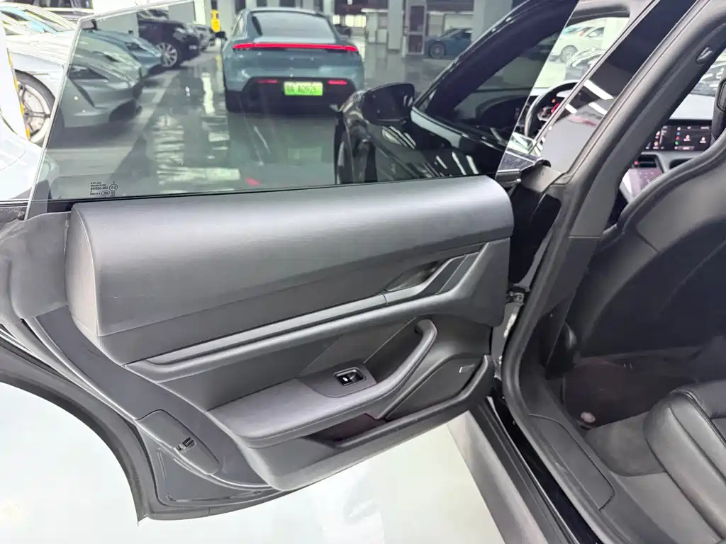 Porsche Taycan — миниатюра 5
