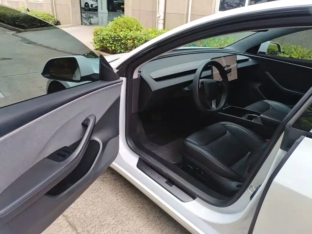 Tesla Model 3 — миниатюра 16
