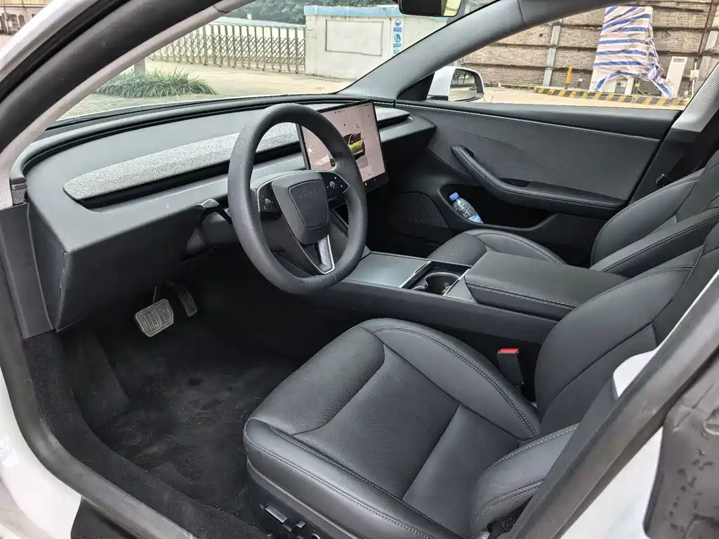 Tesla Model 3 — миниатюра 4