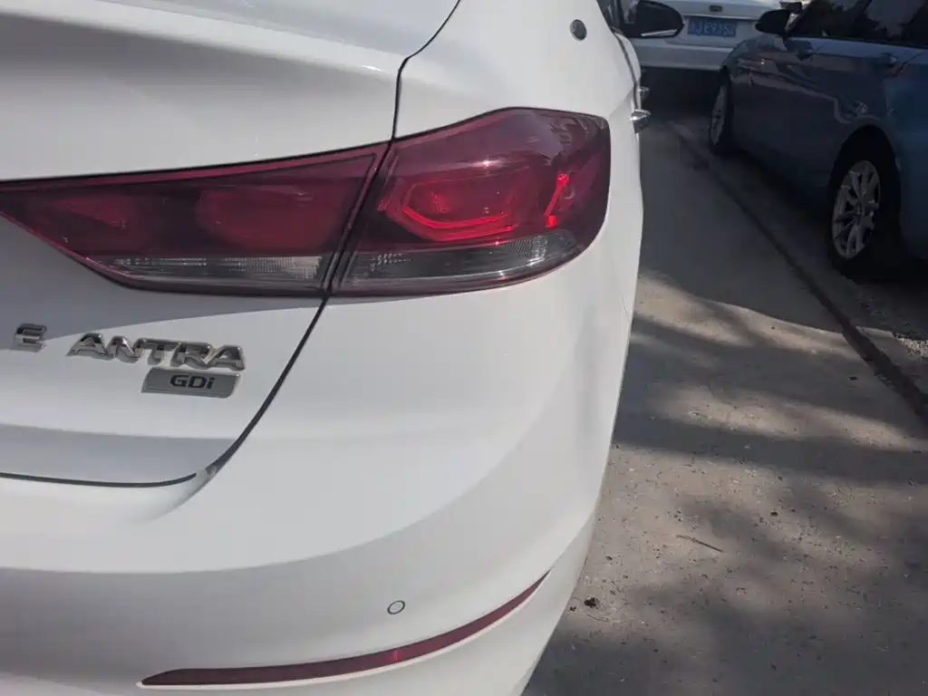 Hyundai Elantra — миниатюра 8