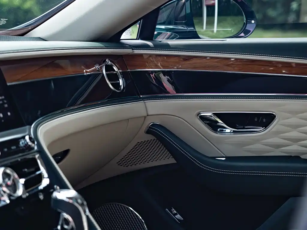 Bentley Flying Spur PHEV — миниатюра 11