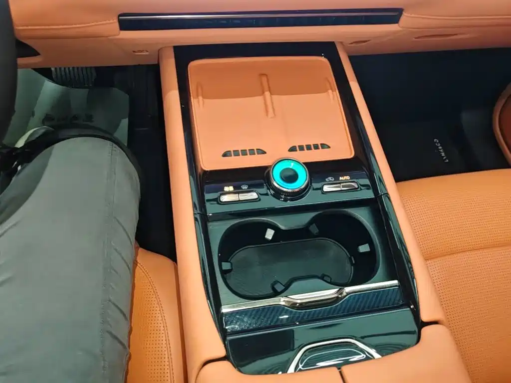 Lynk & Co 900 — миниатюра 14