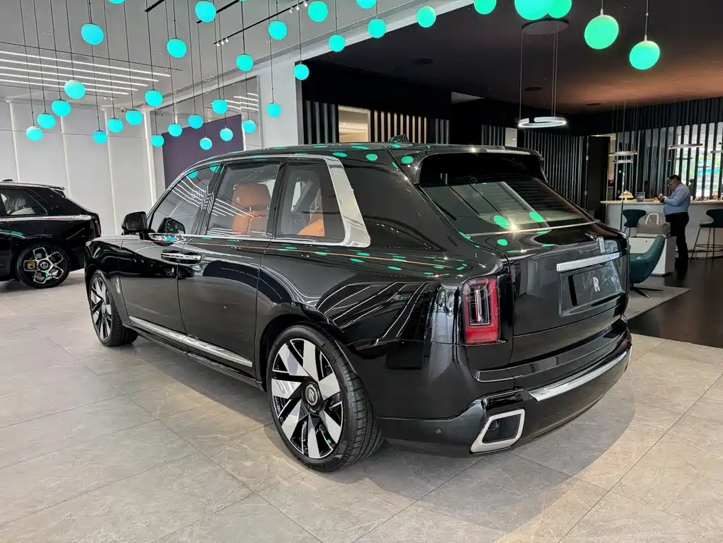 Rolls-Royce Cullinan 2026 мест