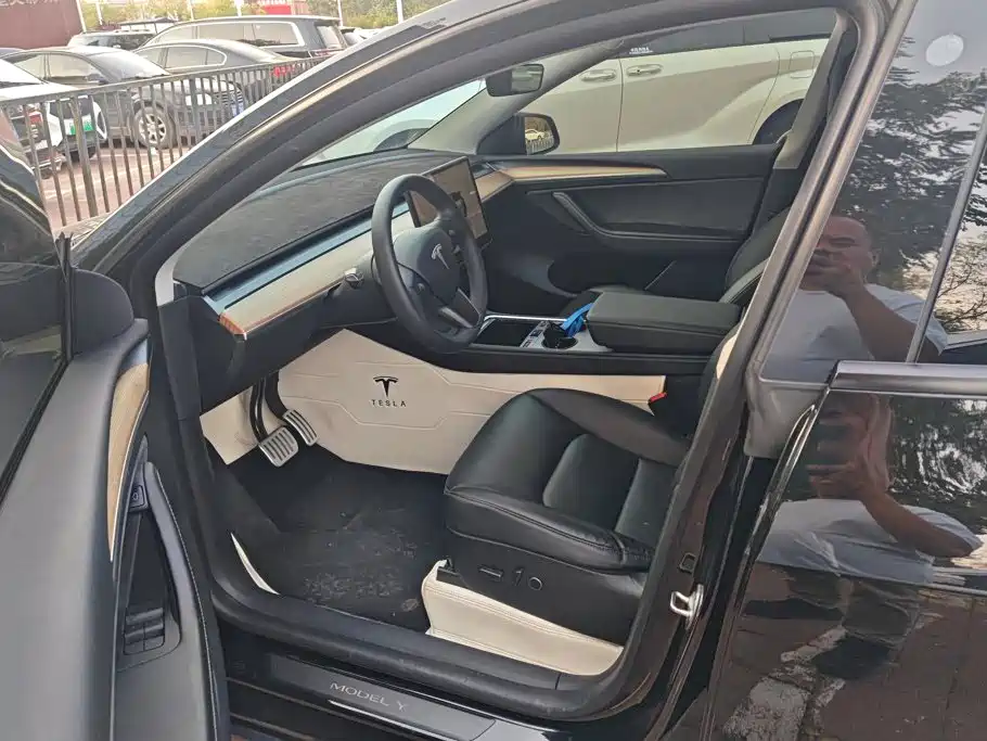 Tesla Model Y — миниатюра 8