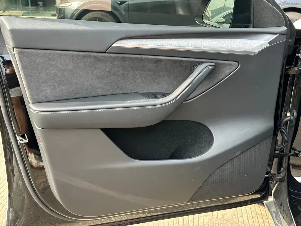 Tesla Model Y — миниатюра 5