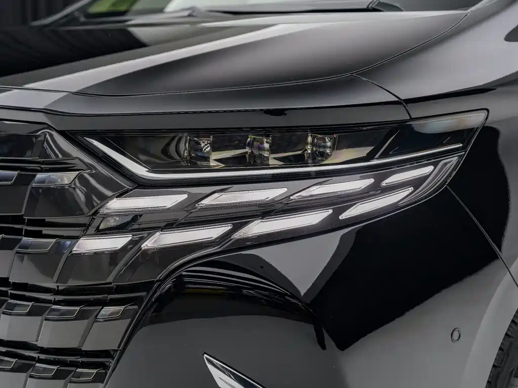 Toyota Alphard — миниатюра 9