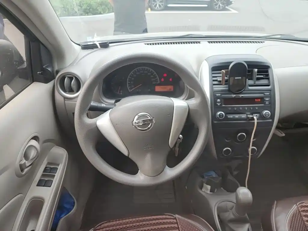Nissan Sunny — миниатюра 6