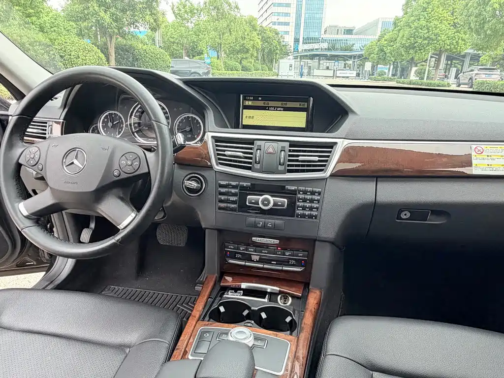 Mercedes-Benz E-Class — миниатюра 11