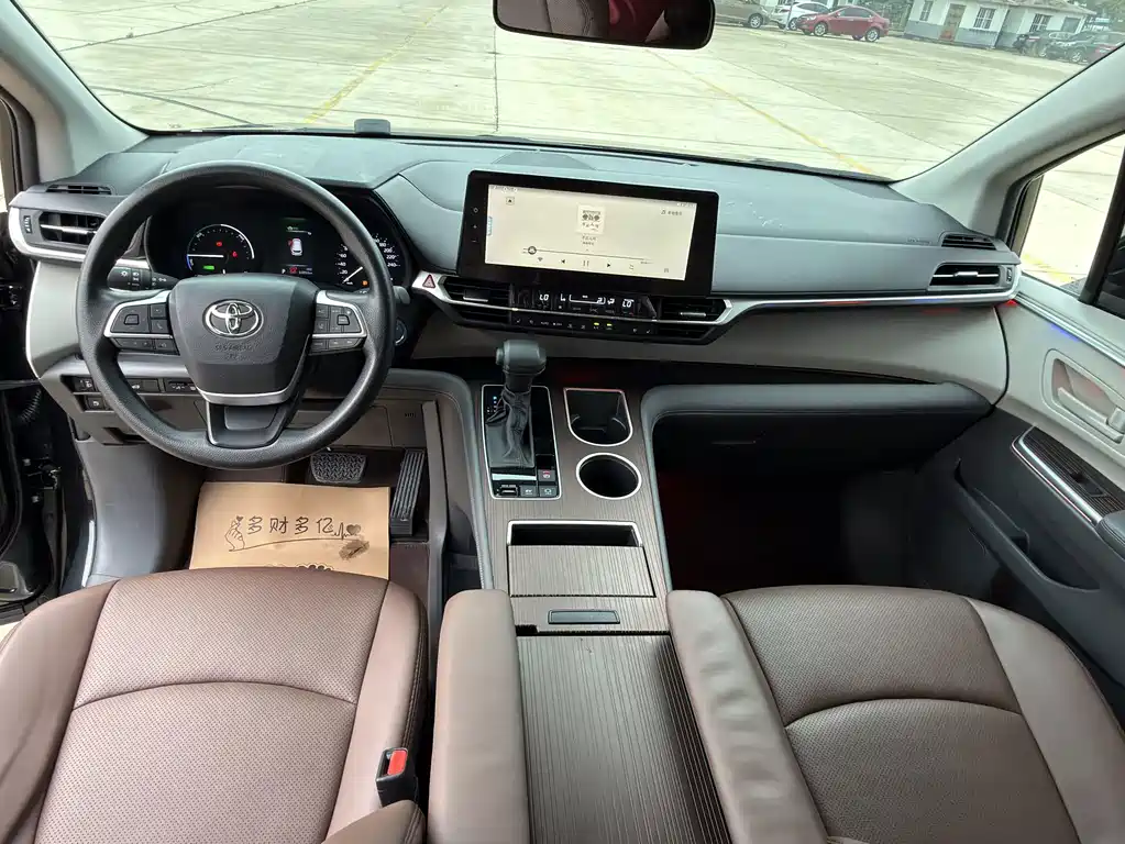 Toyota Granvia — миниатюра 13