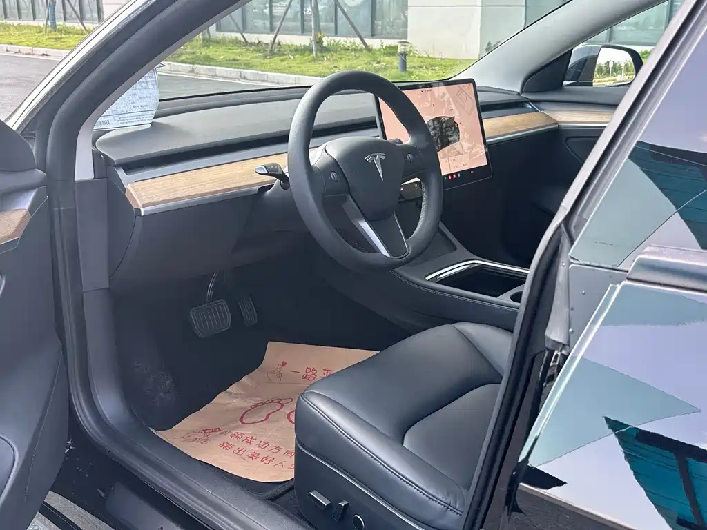Tesla Model 3 — миниатюра 4