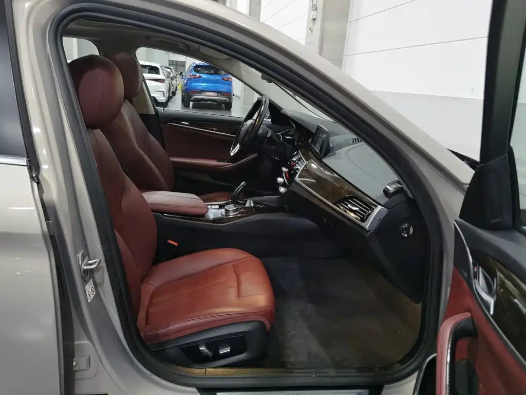 BMW 5 Series — миниатюра 23