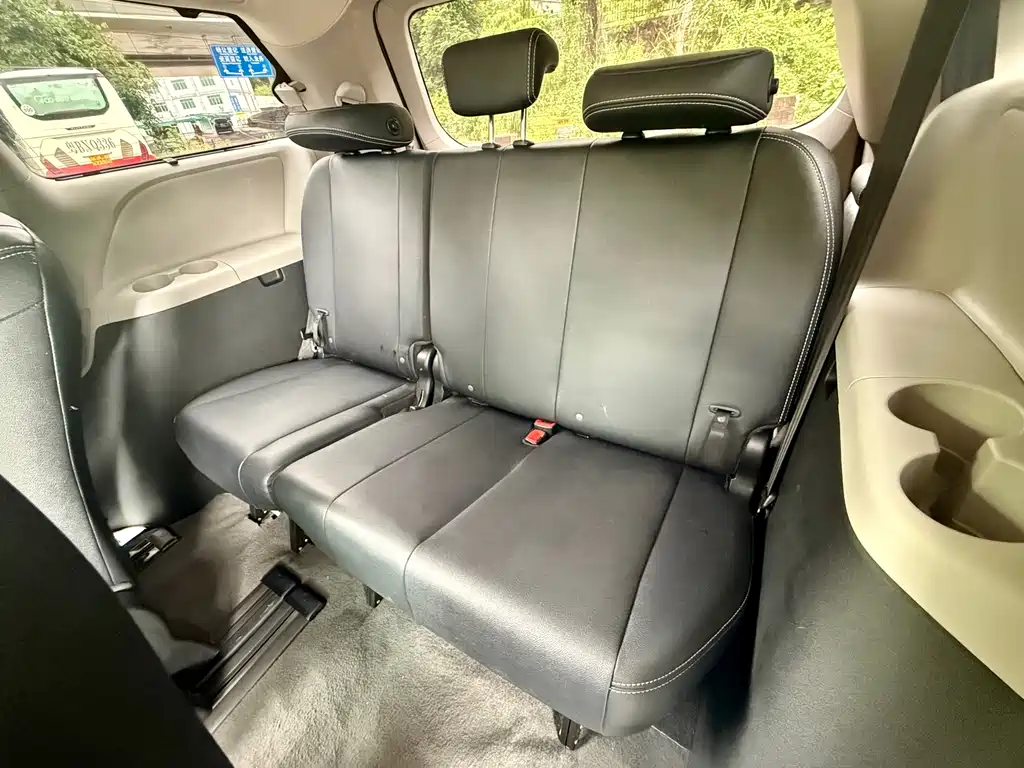Toyota Sienna — миниатюра 10