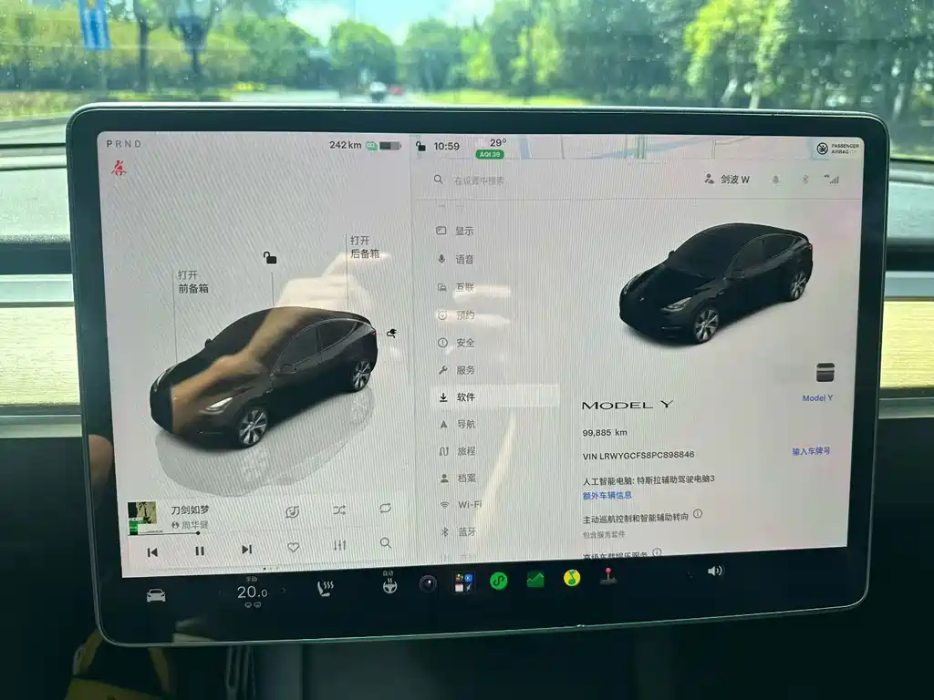 Tesla Model Y — миниатюра 9