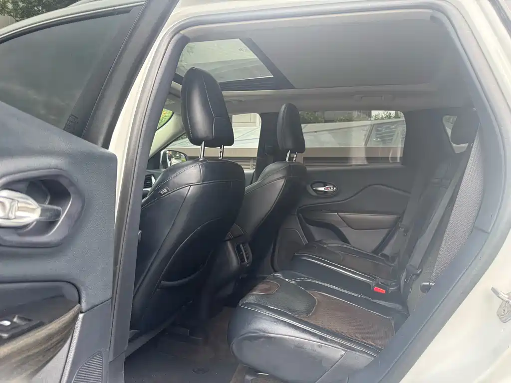 Jeep Cherokee (Import) — миниатюра 5
