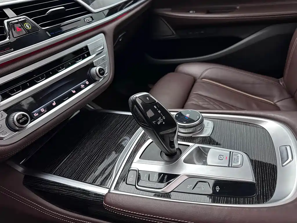 BMW 7 Series — миниатюра 12