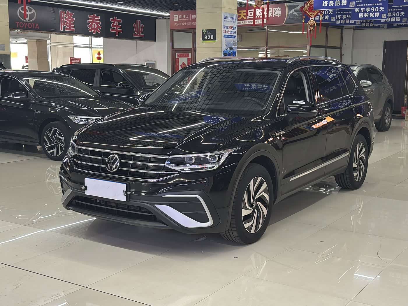 Volkswagen Tiguan L 1.4 л 2022 г. Чёрный, пробег 27000 км