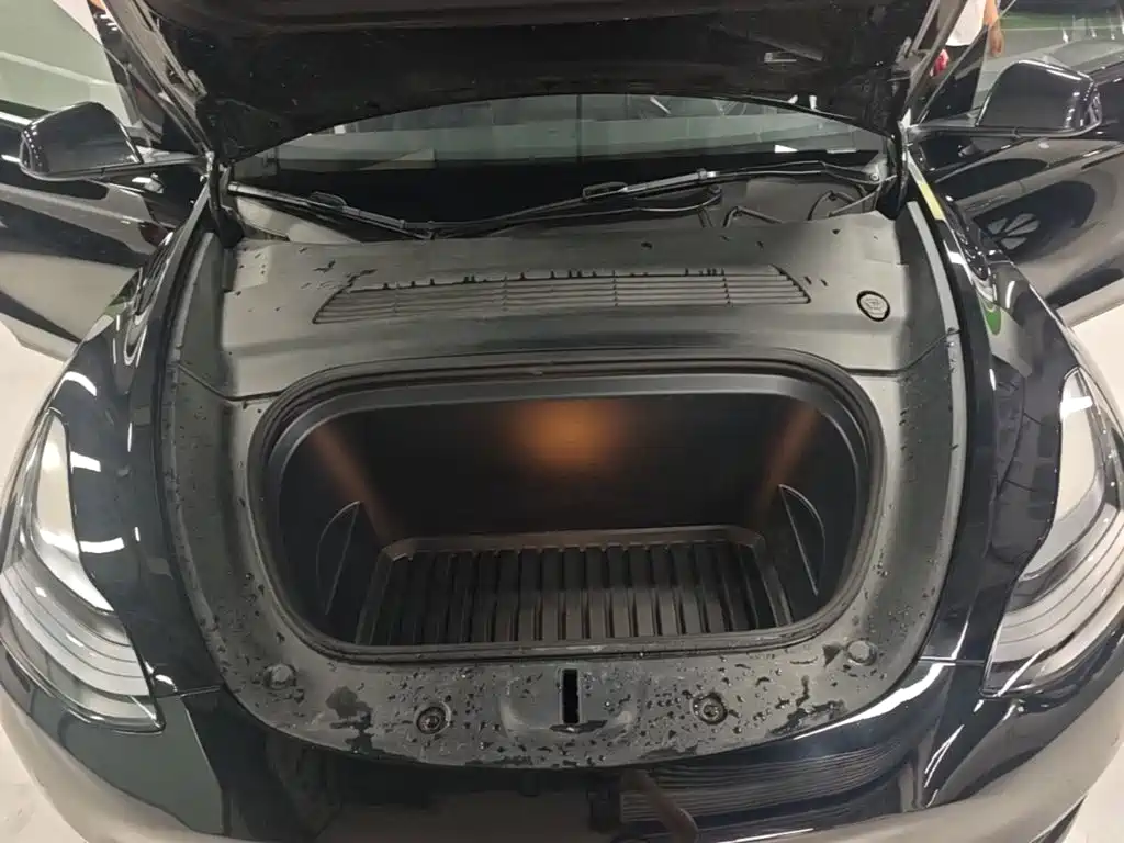 Tesla Model Y — миниатюра 20