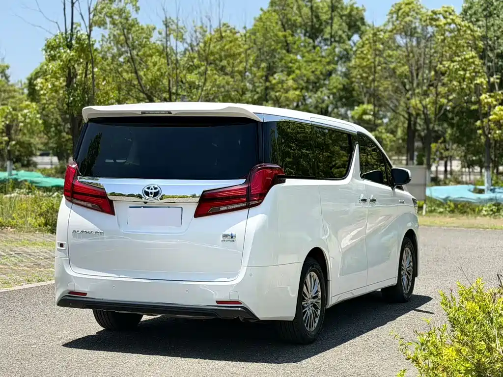 Toyota Alphard — миниатюра 4