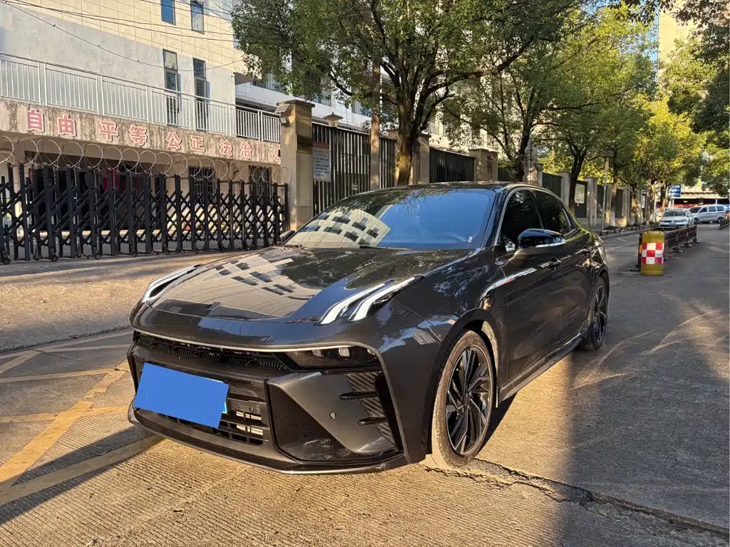 Lynk & Co 03